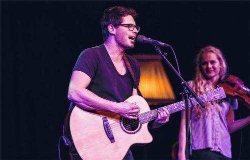 Singer-Songwriter Emanuel Reiter live auf der Bühne. Foto re