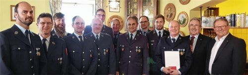 So sehen in Au die g‘standenden Feuerwehrleute aus. Unser Bild zeigt (von links): die Geehrten Franz Wierer, Franz Binsteiner, Anton Fleidl, Josef Schußmüller, Zweiten Vorsitzenden Josef Rauscher, Josef Berger, Kreisbrandmeister Herbert Rutter, Kommandant Martin Schuster, Kreisbrandinspektor Bernd Michel, Ersten Vorsitzenden Peter Rauscher, Franz Weinl sowie Landrat Georg Huber und Bürgermeister Norbert Strahllechner.Foto re