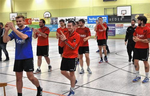 So sehen Sieger aus: Trotz der Niederlage sind die Handballer vom VfL Waldkraiburg aufgestiegen. Foto  Kober