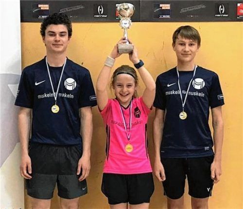 So sehen Sieger aus (von links): Julius Trauwitz, Hanna Hennig mit dem Pokal und Benedikt Friedel vom Finsterwalder-Gymnasium. Foto re