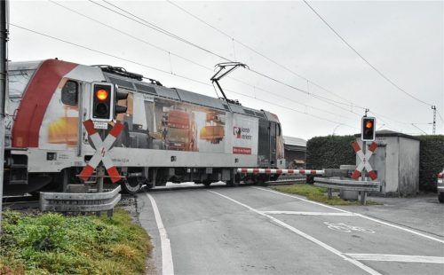 Soll aufgelöst und durch eine Brücke ersetzt werden: der Bahnübergang an der Seestraße.Fotos Schlecker