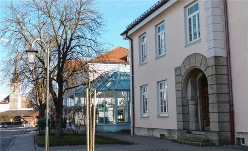 Sollte schon im vergangenen Jahr saniert werden: die Schule in HalfingFoto Kircher