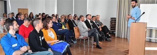 Sozialwissenschaftler Nedzad Mocevic bei seinem Impulsvortrag. Fotos Schlecker