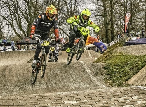 Spektakuläre Sprünge und harte Kopf-an-Kopf-Rennen werden auch in diesem Jahr die Zuschauer des Auftaktrennens zur BMX-Bayernliga 2019 an der Rennstrecke in Kolbermoor begeistern.Foto Arno Krämer