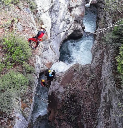 Spezialisierte Canyoning-Retter aus Oberaudorf befreiten die Schluchtengeher aus ihrer misslichen Lage.Foto Lotter