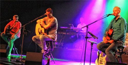 Spielen STS nach und unterhalten dabei gut: die Band „Auf a Wort“.Fotos ahn