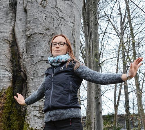 Spürt die heilende Wirkung des Waldes: Diplompädagogin Anna Rothbucher beim „Waldbaden“.Foto Ammelburger