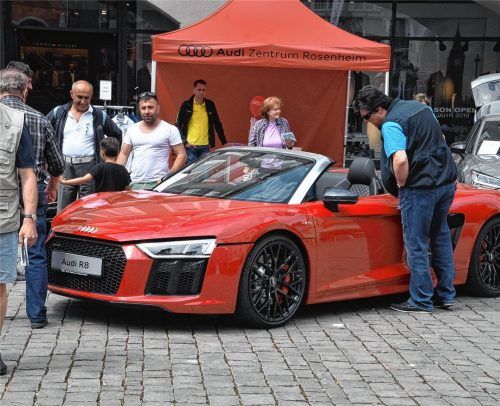 Staunen und entdecken: 15 Autohäuser präsentieren insgesamt 27 Marken. Dazu gibt es Beratung rund um Polster, Verdecke, Sitzbänke, Reifen, Felgen, Technik und Sound. Fotos Schlecker
