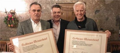 Stefan Mashold (Mitte) verlieh die Goldenen Meisterbriefe an Josef Szeili (links) und Rudolf Otto.Foto Friseur-Innung