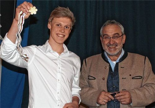 Stolz präsentiert Luis Lehnert seine Goldmedaille, die er erst kürzlich bei den Nordischen Junioren-Skiweltmeisterschaften in Lathi gemeinsam mit Simon Hüttel, David Mach und Julian Schmid gewonnen hat. Rechts Bürgermeister Sepp Oberauer.Foto steffenhagen