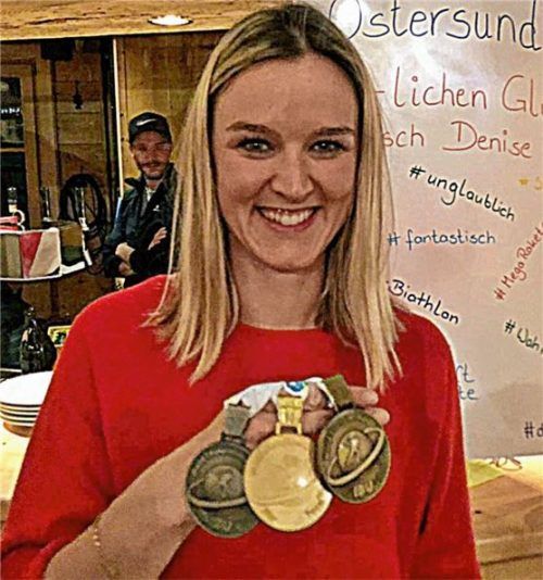Stolz präsentierte Denise Herrmann bei der Rückkehr aus Skandinavien ihre errungenen WM-Medaillen.Foto Angerer