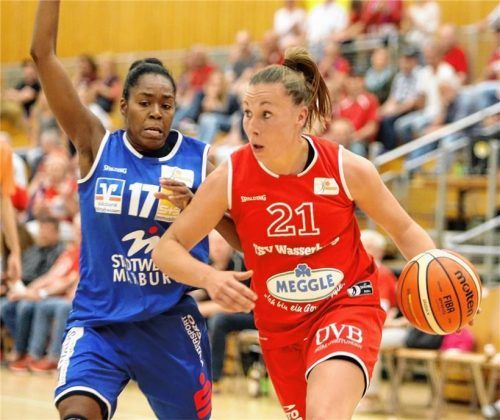 Svenja Brunckhorst setzte sich gestern Abend gegen Tonisha Baker durch. Foto  Fehrmann