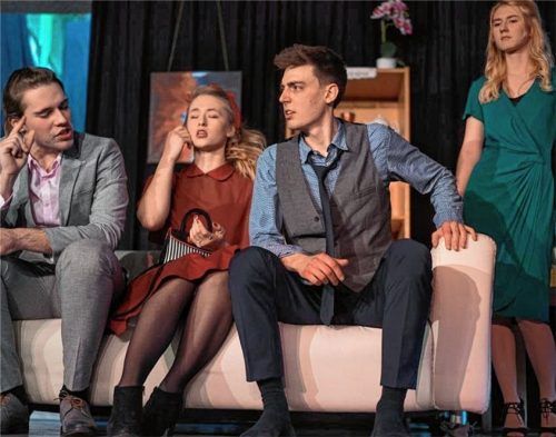 Szenenbild aus Black Comedy an der FOS/BOS Rosenheim. Foto re