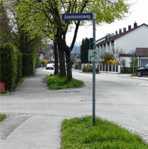 Tempo 30, „Rechts vor links“ und eingeschränkte Sicht – das habe in Niederndorf schon zu einer kritischen Situation geführt, hieß es bei der Bürgerversammlung. Der Vorschlag: die Pürtener Straße zur Hauptstraße machen und die Seitenstraßen herabstufen. Die Stadt will den Vorschlag in die Verkehrsschau aufnehmen, wie Bürgermeister Robert Pötzsch sagte. Foto  bachmaier
