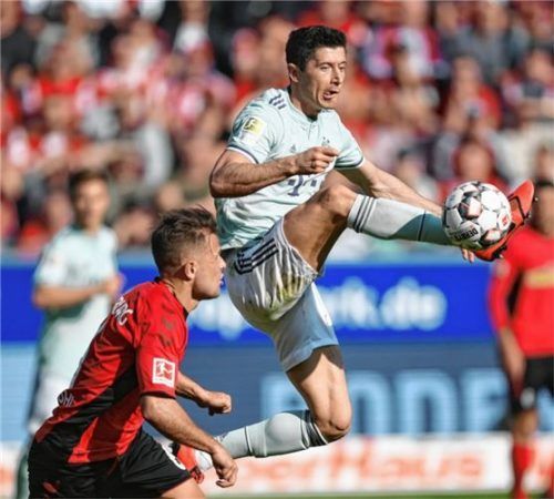 Torjäger Robert Lewandowski vergab beim Samstag-Spiel in Freiburg beste Chancen.  dpa