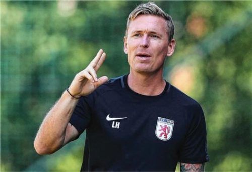 Trainer Leo Haas deutet es an: Drei Punkte fehlen Wasserburg noch zum Landesliga-Meistertitel.Foto Butzhammer