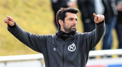 Trainer Thomas Kasparetti zeigt auch in den nächsten beiden Jahren an, wo es bei den Sechziger-Fußballern auf dem Platz langgeht. Foto  Ziegler