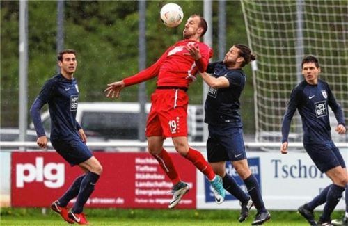 Traunsteins Goran Divkovic, hier im Duell mit Hannes Hain, hatte in der ersten Halbzeit Pech mit einem Pfostenschuss. Foto Butzhammer