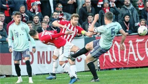 Turbulente Starraumszenen würzten einen tollen Fußballabend. Hier werfen sich Maxi Hain und Aleks Petrovic in einen Schuss von Nico Feldhahn. Links der zweifache Tor-Vorbereiter Meritan Shabani. Foto  Buchholz