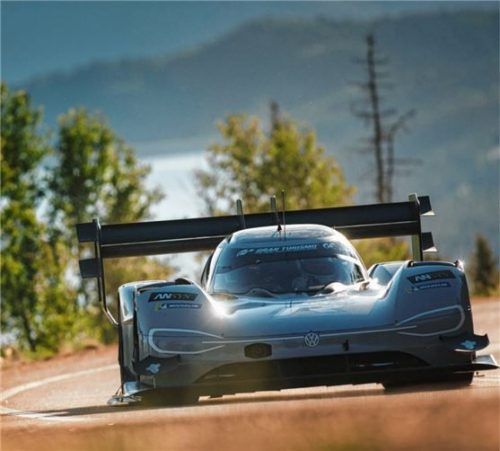 Über 99 Kurven soll der Franzose Domain Dumas den ID R auf den Berg Tianmen führen. Foto Auto-Medienportal.Net/Volkswagen