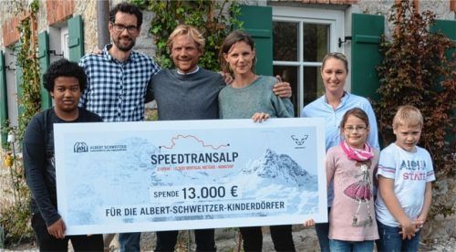 Über die Aktion freuen sich (hinten) Timo Specht, Benedikt Böhm, Sophie Hein, Stefanie Seifert sowie die Kinder (vorne) Yassin, Cassandra und Matthias.Foto Jokisch