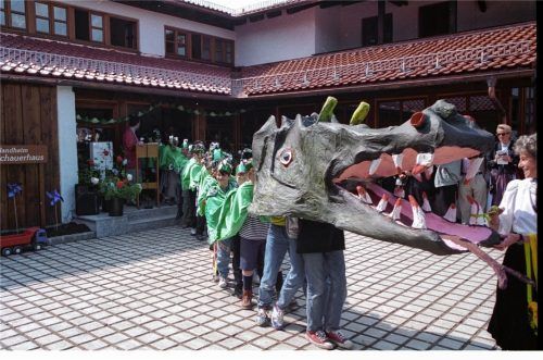 Über die Wiederbelebung des Schullandheims Schauerhaus in Oberaudorf hatte es lange Diskussionen gegeben. Der damalige Oberbürgermeister Dr. Michael Stöcker war zunächst der Ansicht, die Stadt könne neben dem Neubau des Jugendfreizeitgeländes am Happingerausee nicht ein weiteres Projekt im Jugendbereich stemmen. Der Stadtjugendring mit Herbert Borrmann an der Spitze erkämpfte jedoch genau dies. Vor 25 Jahren feierten alle zusammen die Wiedereröffnung des Schullandheims nach der Renovierung und Erweiterung. Generationen von Schülern haben dort schon Freizeiten genossen und in traumhafter Umgebung Unterricht erhalten. Foto Herbert Borrmann