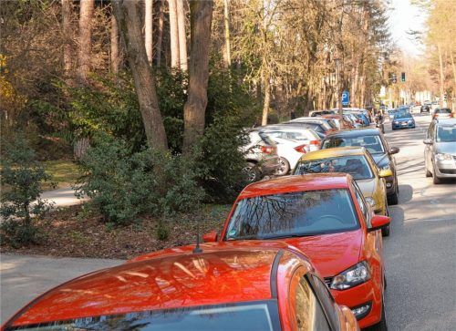 Um den Parkdruck und die unübersichtliche Verkehrssituation an manchen Tagen am Waldfriedhof zu verbessern, will eine klare Mehrheit im Stadtrat einen Längsparkstreifen auf der dem Friedhof gegenüber liegenden Seite (rechts) errichten. Jetzt soll sich der Bauausschuss erneut mit der Frage befassen.Foto  Grundner