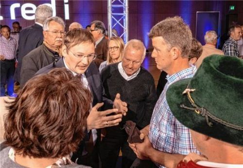 Umringt von Bürgern: Hans Reichhart nahm sich nach der Sendung für die Sorgen der Betroffenen Zeit.