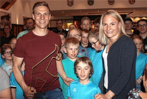 Umringt von jungen Fans waren Pepi Ferstl und Marina Wallner.Foto Huber