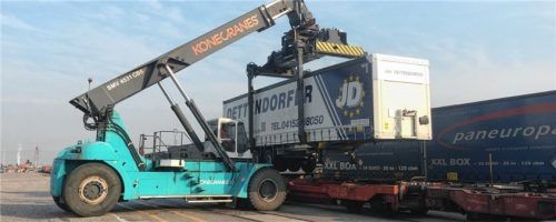 Umschlag von der Schiene auf die Straße im Dettendorfer-Logistikpark in Kiefersfelden: Ein Bahnauflieger wird von einem so genannten Reachstacker vom Kombiverkehrszug abgenommen. Der Spediteur kann jetzt den Transport auf der Straße fortsetzen.Foto re