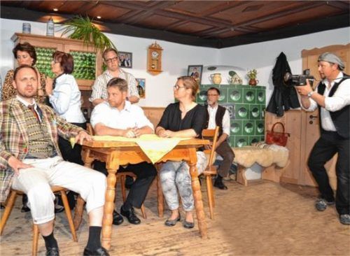 „Uuuund Aktion!“: Vroni (Elisabeth Uglini), Moni (Sonja Wälder), Kraut (Sepp Häusler), Liesl (Martha Hirzinger), Rudi (Martin Alt), Seppl (Florian Rothmayer), Rosi (Karin Rothmayer), Sepp Dimpfl (Hans Schmid) und Franz (Rupert Rothmayer) finden sich vor der Kamera wieder.Foto Niessen