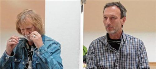 Uwe Lein, Geschäftsführer der Musikinitiative Rosenheim (rechts), schildert die Konzertbesetzung für das neue Programm. Links: Vereinsvorsitzender Manfred Lenz.Foto  Stache