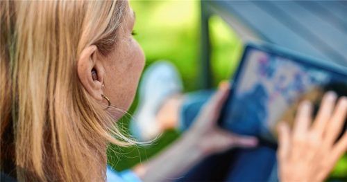 Videos übers Tablet anhören: Auch für digitale Anwendungen ist ein gutes Gehör wichtig. Foto djd/audibene GmbH/Christoph Spranger