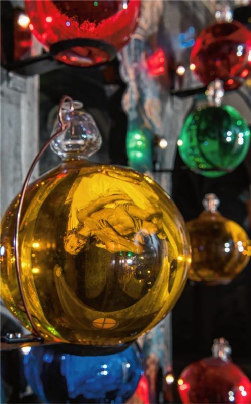Viele Details gibt es derzeit beim Aschauer Heiligen Grab in der Pfarrkirche „Darstellung des Herrn“ zu entdecken. Dabei entstand diese faszinierende Fotoaufnahme: In einer der 140 Grabkugeln spiegelt sich der Leichnam Jesu wider. Foto H.Reiter