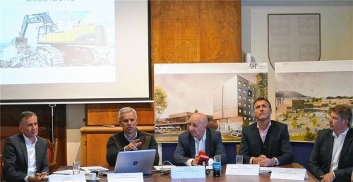 Viele Informationen gaben (von links) Projektmanager Jürgen Maas (SMP), Bürgermeister Hajo Gruber, Josef Gruber (INN-Immobilien), Josef Feichtner (Unterberger-Immobilien) und Josef Liegl (Architekt ATP). Foto Hoffmann