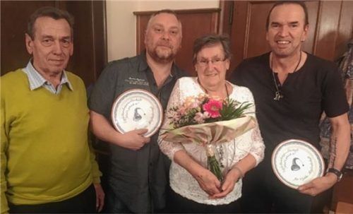 Vize-Vorstand Anton Mittermüller (links) ehrte die Mitglieder (von links) Bernhard Buchner, Christa Springer und Anton Steiner. Foto re