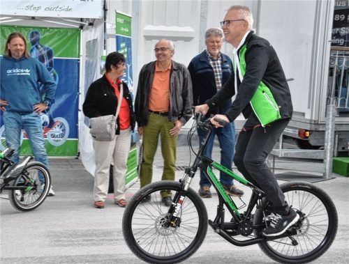 Volle Kraft voraus: Instruktor Martin Anzinger dreht eine Runde auf dem Streetstepper. Foto Schlecker