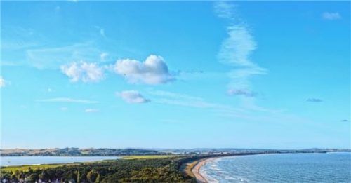 Vom 13 Meter hohen Lotsenturm in Thiessow blickt man weit hinaus auf den Greifswalder Bodden und die Ostsee. Foto djd/www.seepark-sellin.de/appelmost.de