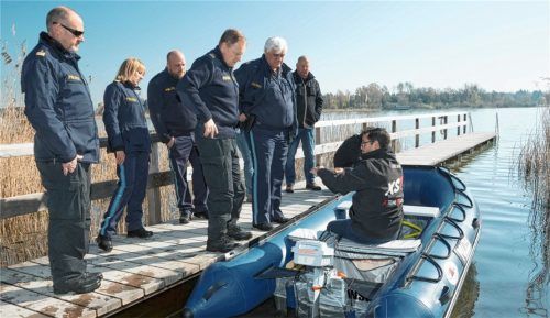 Vom Steg aus verfolgten (von links) Stefan Osterhammer, Sandra Rieger, Roland Kempf, Hans Herzinger, stellvertretender Dienststellenleiter Sebastian Thurnhuber und Rainer Esterer vom Fortbildungsinstitut Ainring gespannt, wie im Boot ein Mitarbeiter der Firma Lava die Details der Neuanschaffung erklärte. Foto berger