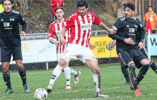 Von Buchbach nach Burghausen: Torjäger Sammy Ammari (am Ball). Foto  Buchholz