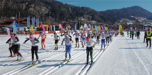 Vor toller Kulisse und bei Sonnenschein gingen die Mixed-Staffeln im Massenstart auf die Loipe.Fotos Hauser