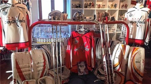 Vorhang auf für die „Grubi“-Show: Schläger, Schoner, Maske und Original-Trikots des Rosenheimer Stanley-Cup-Siegers im Hobbyzimmer von Florian Necas. Links das Dress, das Grubauer beim entscheidenden Spiel getragen hat.Fotos Neumeier