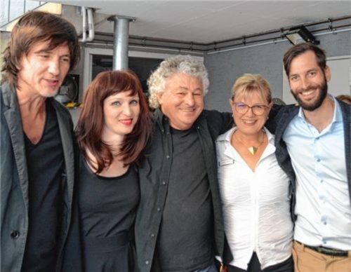 Vorleser Markus Böker und Eve Lamell (mit Perücken), Autor Heinz von Wilk, Angelika Lohberger und Johann Struck von der Buchhandlung Bücher Johann (von links).Fotos Bovers