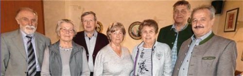 Vorsitzender Emil Maier (links) sowie Kreisvorsitzender Peter Kloo und Bürgermeister Bernd Fessler (von rechts)begrüßten die neuen Mitglieder der AWO (von links)Emma und Hans Schlosser, Therese Pitzner und Felicia Morbitter. Foto Greiner
