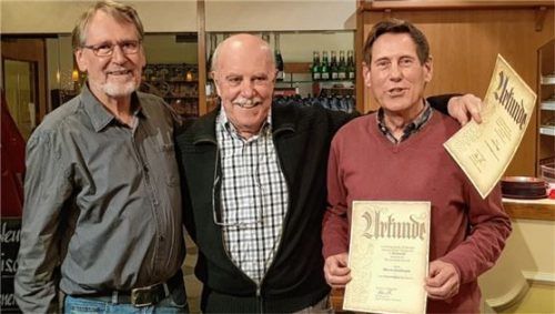 Vorsitzender Klaus Amberger überreichte Arthur Hügel und Werner Schuhmann (von links) die Ernennungsurkunden zu Ehrenmitgliedern. Foto re