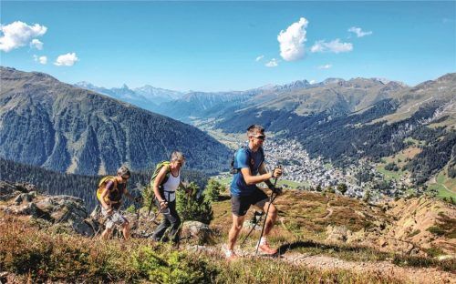 Wandern auf dem Panoramaweg, Davos-Klosters. Foto Destination Davos Klosters Marcel Giger (snow-world.ch)