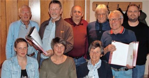 Waren als Abteilungsleiter oder Schriftführer an der Entstehung der Chronik Beteiligt: Hans Heigl, Werner Langer, Winfried Metzger, Adolf Wallner, Helmut Obermayer, Stephan Scheuerer (von links stehend). Martina Scheuerer, Marianne Niedermayr, Magda Heigl (von links sitzend). Foto ni