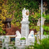 Bürger trauern Linde am Denkmal nach