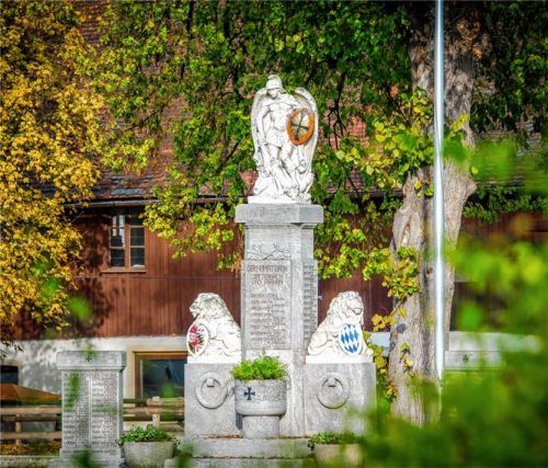 Was für ein Kontrast: Das Kriegerdenkmal an einem schönen Herbsttag im Vorjahr noch mit der Linde und nach der Fällung des Baums im Februar dieses Jahres. Fotos  Gerstner/Bachmaier