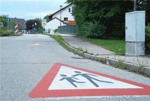 Was tun für die Sicherheit der Kinder in der Jahnstraße in Kraiburg? Darüber wurde in der Bürgerversammlung in der Remise gestritten. Während die einen auf Appelle an die Eltern und Kontrollen setzen wollen, fordern andere bauliche Maßnahmen.Foto  Archiv/Grundner